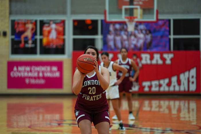 mathis-london-girls-basketball-playoffs00069